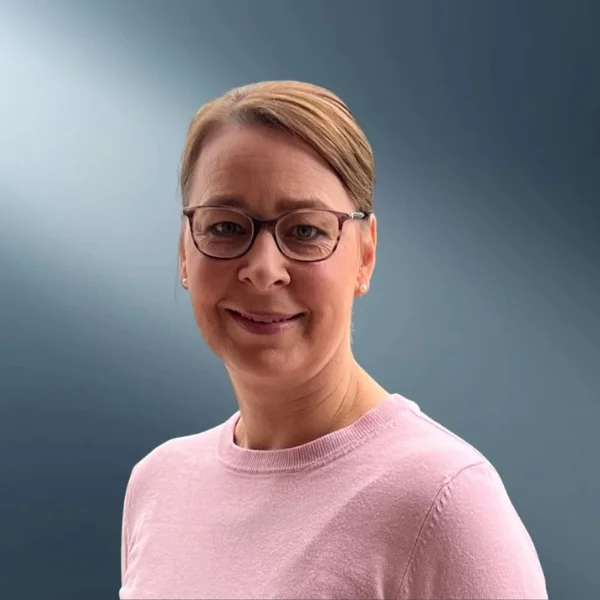 Porträtfoto von Kristina mit Brille