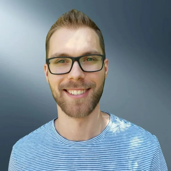 Porträtfoto von Philipp mit Brille